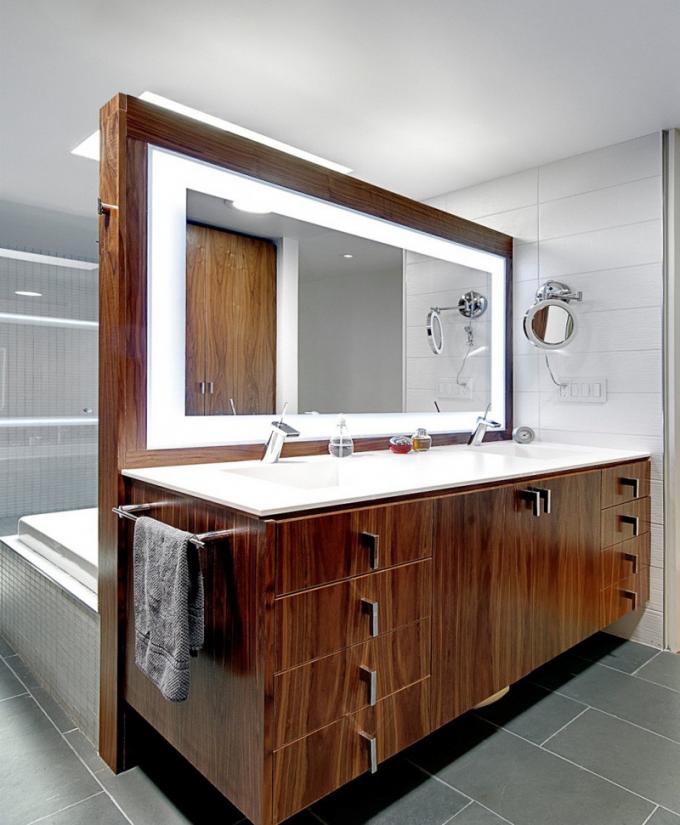 8 raisons pour lesquelles vous devriez avoir un miroir rétro-éclairé dans votre salle de bains //elles sont même une source d'éclairage --- Les miroirs rétro-éclairés ne mouleront pas des ombres sur vous parce qu'ils émettent même une quantité de lumière à partir du dessus, du bas, et parfois des côtés aussi bien. Ceci les rend grands pour ceux qui portent le maquillage, rasent, ou dénomment leurs cheveux sur le journal parce qu'il te permet de se voir clairement sans ombres moulées par l'éclairage aérien traditionnel.