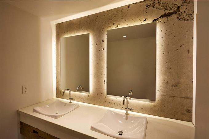8 raisons pour lesquelles vous devriez avoir un miroir rétro-éclairé dans votre salle de bains //elles ajoutent un sens de drame --- Les miroirs rétro-éclairés ne sont pas très utilisés (encore). Pour cette raison ils sont inattendus et créent un effet dramatique pour ceux qui entrent dans la salle de bains pour la première fois.