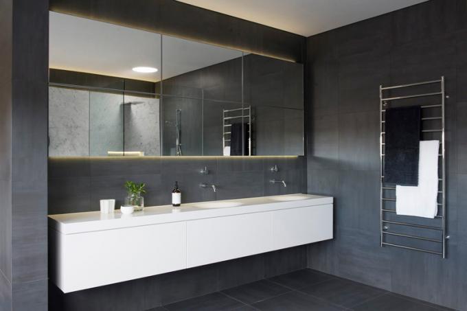 8 raisons pour lesquelles vous devriez avoir un miroir rétro-éclairé dans votre salle de bains //elles ont placé l'humeur --- Quand elles sont la seule source lumineuse dans la salle de bains elles créent une lueur à la différence de tout autre. Sure une bougie dégage une lueur gentille et minuscule, mais un miroir rétro-éclairé qui émet un doux, même lueur prend un bain moussant de détente à un nouveau niveau entier.